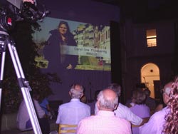 Un momento de la proyección del video de entrevista a la vasco-argentina Carolina Minaberry (foto euskalkultura.com)