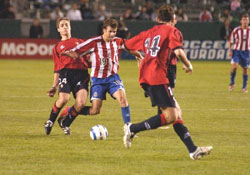 Un momento del encuentro entre Osasuna y el Chivas USA de Los Angeles 