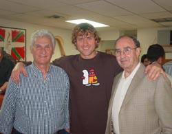 Julian Iantzi rodeado de los ex pelotaris Miguel Isuskiza, izquierda, y del mítico Txutxo Larrañaga, derecha (foto euskalkultura.com)