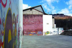Un detalle de los graffitis del frontón de Elizondo (foto DNavarra)