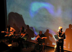 Kirmen Uribe y su grupo actuaron en el San Francisco Basque Cultural Center durante la gira americana que llevó a cabo el año pasado
