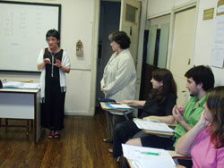 La consejera vasca de Educación Anjeles Iztueta visita una clase de euskera de Euskaltzaleak acompañada por María Elena Etcheverry, presidenta de la entidad (foto archivo euskalkultura.com)