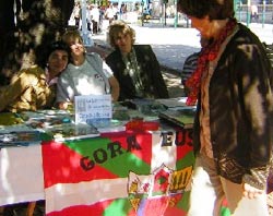 El stand con libros, discos y material referente a Euskal Herria y los vascos instando por Ibai Guren