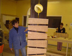 Christiane Giraud trabajando en la estela en el taller de escultura de Miquelon (foto Miquelon Patrimoine)