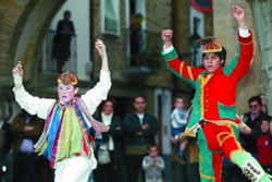 Un grupo de nueve niños bailó la jota de Ochagavía, una de las danzas más vistosas que se pudieron contemplar ayer en Sangüesa (fotos EduardoBuxens-DN)