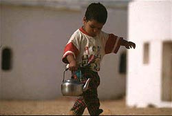 Niño paseando por el campo de refugiados sarahaui de Tinduf (foto lasonet.com)