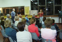 Un momento de la charla de Norma Ríos el sábado en la Biblioteca Popular A. Novaro de Chivilcoy