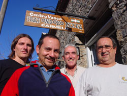 Miembros de la Directiva de Ibai Ondoko Etxea junto a la sede del centro. De izda a drcha, Ernesto Cis y Alvaro Torres, vocales; Julián Ariztia, presidente; y Luis Alzueta, tesorero. (foto euskalkultura.com)