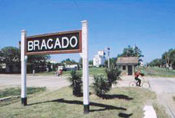 Cartel de entrada a la municipalidad de Bragado
