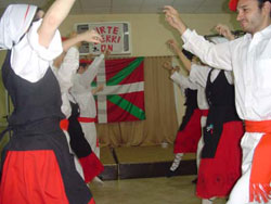Dantzaris de la Asociación Vasca Urrundik