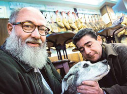 Timo Riiho (izda.) con su perro Bono por Madrid (foto J.Niiranen)