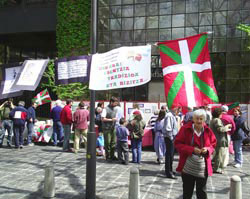 Actividad en torno al euskera en la Plaza Gernika de Rosario (foto euskalkultura.com)