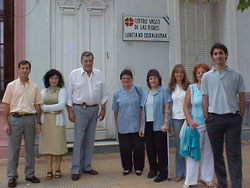 Miembros del Centro Vasco Loretako Euskaldunak de Las Floresb frente a la sede de la entidad, con el presidente del Euzko Etxea de La Plata, Jorge Heguy