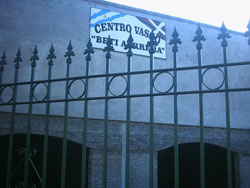 Fachada del Centro Vasco Beti Aurrera de Chivilcoy (foto euskalkultura.com)
