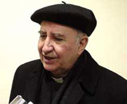 El cardenal Francisco Errázuriz Ossa en una imagen en la que luce una característica txapela vasca
