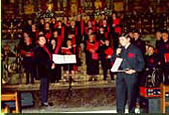 Actuación en una iglesia vasca de la coral de voces mixtas 'Beltza Gorria' de Donibane Lohizune, que dirige Dina Arrambide Licht