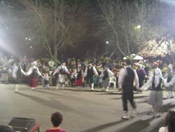 Actuación de los dantzaris de Eusko Indarra y la fiesta en el exterior del Centro Vasco (foto ECL)