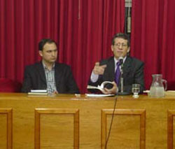 El historiador Gil Muñoz, acompañado a su derecha por el presidente de Urrundik, Federico Borrás