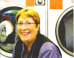 La vasco australiana Amaia Urberuaga en su lavandería donostiarra (foto D. Blanco-Argia)