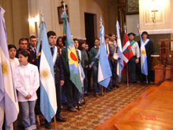 Los representantes de la Euskal Etxea chivilcoyana junto al resto de abanderados de la localidad participantes de la ceremonia (foto EEBA)