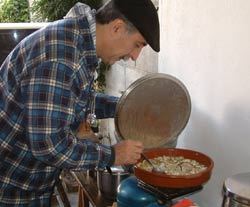 Enrique Poittevin, directivo de Haize Hegoa, convertido en un meritorio chef, comprueba la marcha de las kokotxas