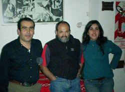 Juanito Oiarzabal flanqueado por Luis Aramburu (a su derecha) y por la profesora de Euskera Luciana Aramburu (izda.) en la euskal etxea de Chacabuco