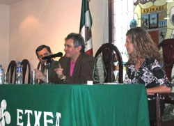 El escritor Bernardo Atxaga, flanqueado por Josu Landa, izquierda, y Miren Aguirre, derecha, durante la charla en Euskal Etxea (foto vascosmexico.com)