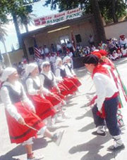 Dantzaris de Los Banos (California) el pasado domingo durante el festival vasco local (foto LBE)