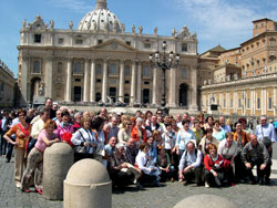Los miembros de Lautada posan en el Vaticano, frente en la plaza de San Pedro (foto Lautada)