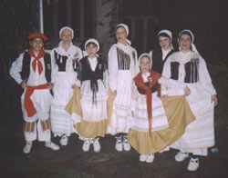 Estampa de miembros del grupo de dantzaris del Centro Vasco Kotoiaren Lurra del Chaco, Argentina