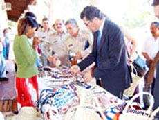 Pedro Gamarra, presidente de la Casa Vasca de Asunción, y otras personalidades, entre ellas el embajador francés, participaron en la conmemoración. En la foto, visita a un mercado de artesanía indígena en Villa Hayes