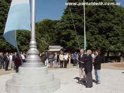 Izando la bandera en la ciudad de 9 de Julio