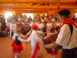 Dantzaris txikis de 'Zaharrer Segi' de Buffalo bailando en su tradicional 'Basque Picnic' del 15 de agosto (foto euskalkultura.com)