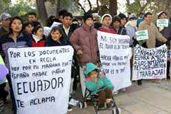 Un grupo de ecuatorianos se manifiesta por las calles de Madrid en demanda de papeles y regularización