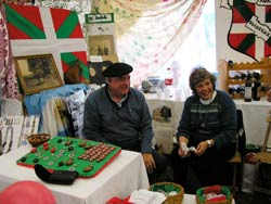 Vista parcial sobre el stand correspondiente al Centro Vasco 'Gure Txokoa' en la Feria Expo-Suipacha 2005 (foto GTEE)