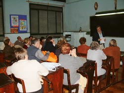 Aspecto que ofrecía el viernes 29 la sesión inaugural del Ciclo de Charlas que ofrece a través del año Haize Hegoa de Montevideo (foto HHEE)