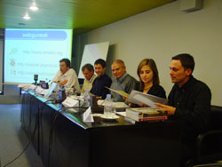 Aspecto de la mesa, con los diversos ponentes, ayer a media mañana. De ziquierda a derecha, Kepa Etchandy, Mattin Errecart, Claude Mehats, César Arrondo, Maite Iturre y Benoit Etcheverry (foto euskalkultura.com)