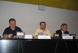 Joseba Lakarra (UPV-EHU), Iñaki Bazan (Eusko Ikaskuntza) y Josu Legarreta (Gobierno Vasco) en la inauguración del Congreso (foto U. Garate)