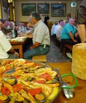 Al mediodía, paella y pan de pastor (foto euskalkultura.com)
