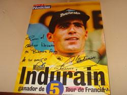 La foto con la dedicatoria 'Para el Centro Navarro de Buenos Aires, de su amigo', firmada por Miguel Indurain, ha quedado emplazada en la Biblioteca del Centro Navarro porteño (foto euskalkultura.com)