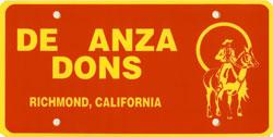 Placas de matrícula con el nombre de De Anza