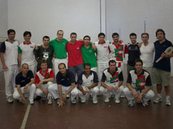 Grupo de pelotaris participantes en un torneo de pelota vasca realizado en Chacabuco, Argentina 