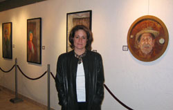 Lourdes Arrechea frente a algunas de las obras que presenta en la exposición recién inaugurada (foto vascosmexico.com)