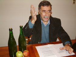 Enrique Poittevin en un momento de su disertación el pasado viernes en Montevideo (foto HHEE)