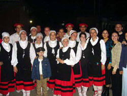 El grupo de dantzaris de Urrundik después de su actuación (foto UEE)