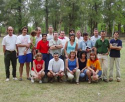 Grupo de participantes en Gaztemundu reunidos en la Semana Nacional Vasca de Argentina de Villa María, en 2003 (foto euskalkultura.com)