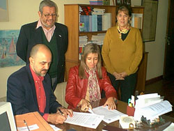 Los representantes del Centro Vasco del Chaco y el Núcleo de Estudios y Documentación de la Imagen durante el acto de firma del convenio en Resistencia