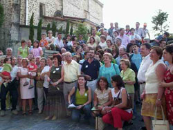 Asistentes al reencuentro de Barrenengoas ante la Iglesia de Santa María de Amurrio