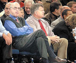 John Arrillaga (izda.) en un partido de baloncesto en la Universidad de Stanford (foto JeffChui)