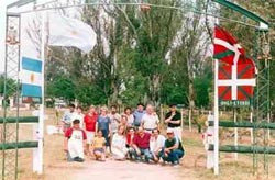 Algunos miembros de Diáspora Vasca en una visita a la estancia Osa, en Argentina, en 2003